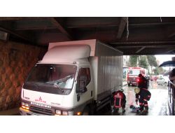 Dalgın Sürücüye Alt Geçit Sürprizi