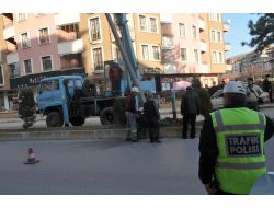 Bayan Sürücü Elektrik Direğine Çarptı: 5 Yaralı