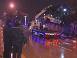 Çarptığı Otobüs Durağını Paramparça Yaptı