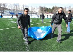 Futbol Aşkıyla 300 Kişi Kazma Küreğe Sarıldı