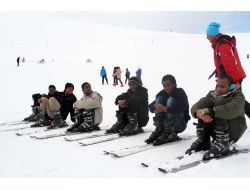 Somalili Öğrenciler İlk Defa Gördükleri Karda Kayak Öğreniyor