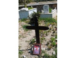 Türkiye'de Yerleşik Yabancılar, Sevdiklerinin Mezarına Fotoğrafını Da Koyuyor