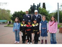 Öğrencilere Ağabeylik Ablalık Yapan Polisler Suça Bulaşmalarını Önlüyor