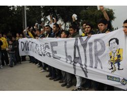 Fenerbahçe Kafilesi, 'Diktatörlüğe Hayır, Aziz” Pankartları İle Karşılandı