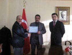 Thk Erzurum Şubesi En Fazla Deri Toplayan Köy Muhtarını Taktirname İle Ödüllendirdi