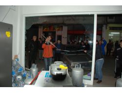 Kontrolden Çıkan Otomobil, Beyaz Eşya Dükkânına Daldı