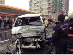 Kırmızı Işıkta Bekleyen Minibüse Çarptı: 3 Yaralı