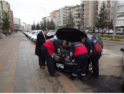 Araba Motoruna Sıkışan Kediyi, İtfaiye Kurtardı