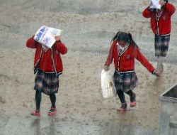 Kuşadası'nda İkinci Yarıyıl Sağanak Yağmurla Başladı