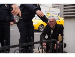 Kafasını Kaldırıma Çarpan Yaşlı Adam Hayatını Kaybetti