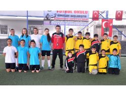 Kızlar İlk Maçında Erkeklere Yenildi