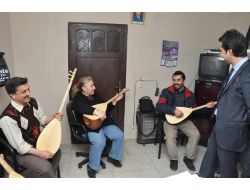 Engelliler Bu Kursla Bağlama Çalmayı Öğreniyor