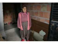 Polis Baskında Kapıyı Kırdı, Yenisini Taktırdı (Fotoğraf İçin)