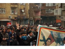 Göstericilerin Polise Attığı Ses Bombası Patlamadı