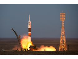 Rusya Astronotlar İçin Uzaya Bayrak Ve Hediye Gönderdi