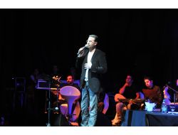 Şiir Sevgisi Salona Sığmadı