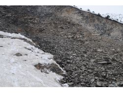 Hakkari-van Kara Yolu Heyelan Düşmesi Sonucu Ulaşıma Kapandı
