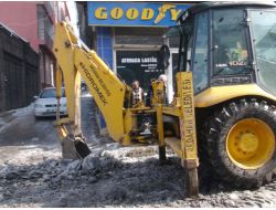 Ardahan'da Buzlu Yollar Temizleniyor