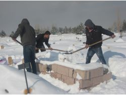Okul Harçlığını Mezarların Üzerindeki Karı Temizleyerek Çıkarıyorlar