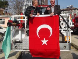 Gazetecilerin İtfaiye Aracının Merdivenindeki Zor Anları