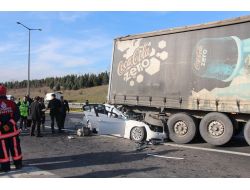 Otoyolda Tır'ın Altına Girdi: 2 Ölü