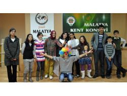 Çocuklardan Sevgi Evindeki Yaşıtları İçin Eğlence Programı