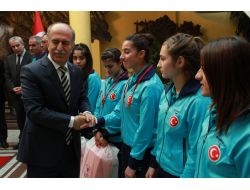 Vali Harput’tan Şampiyon Kızlara Ödül