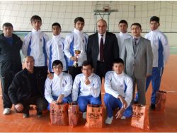 İşadamı Çelik’den Voleybolculara Çeyrek Altın Sözü