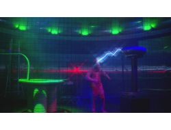 Elektriğe Meydan Okuyan Adamın Gösterisi Nefes Kesti