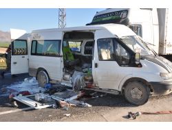 Öğrenci Servisi İle Tır Çarpıştı: 2 Ölü, 7 Yaralı