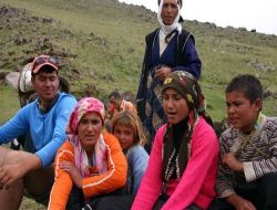 2100 Metre Yükseklikte Başörtüsü Ve Yün Çorap Satıyorlar