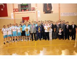 Valilik Kupası Gençlik Hizmetleri Ve Spor İl Müdürlüğü'nün Oldu