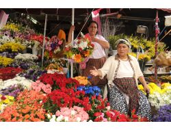 Çiçekçilerde Sevgililer Günü Hazırlığı