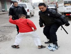 Çevik Kuvvet Polisleri, Naylon Atıklarından Oluşturulan Topla Çocuklarla Maç Yaptı