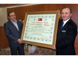 Erzurum'dan, Tebriz Belediye Başkanı Novin'e Fahri Hemşehrilik Beratı