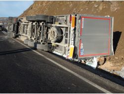 Yozgat'ta Gizli Buzlanmadan Dolayı Tır Devrildi, 1 Yaralı