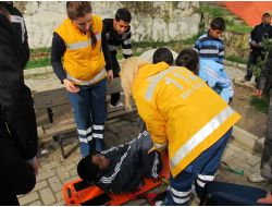 Ambulans Pazaryerine Giremeyince Yaralı Öğrenci Sedye İle Taşındı