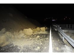 Heyelan Nedeniyle Çanakkale-izmir Yolu Trafiğe Kapandı
