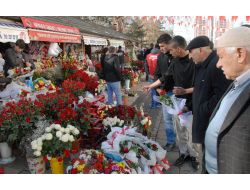 Sevenler, Sabahın Erken Saatinde Çiçekçilerin Yolunu Tuttu