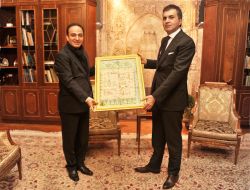 Baydemir Bakan Çelik'e Matrakçı Nasuh'un Eserini Hediye Etti