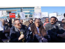 Sağlık Çalışanlarından Anayasa Mahkemesi Önünde 'Khk' Protestosu