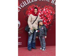 Sevgililer, Fotoğraf Çektirmek İçin Sıraya Girdi