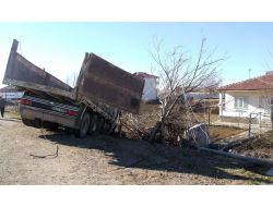 Mermer Yüklü Kamyon Devrildi: Sürücü Hayatını Kaybetti