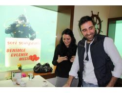 Dalgıçın Açtığı Pankart Eşliğinde Yüzüğü Taktı