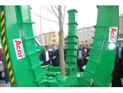 Gemlik'te Ağaç Sökme Ve Dikme Makinesi Hizmete Girdi