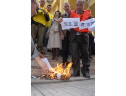 Adliye Çalışanları Maaş Bordrolarını Yaktı