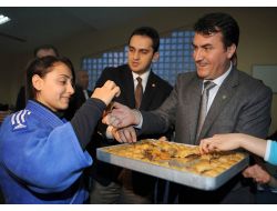 Başkan Dündar, Milli Judoculara Baklava İkram Etti