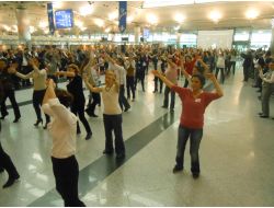 Havalimanında Dans Ederek Kadına Şiddeti Protesto Ettiler