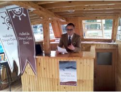 Dünya Öykü Günü'nü Fırat Nehri'nde Teknede Kutladılar