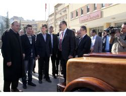 Mobilya Ustasının Yaptığı Ahşap Otomobil Yollarda